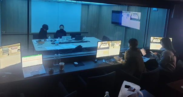 오스템임플란트 치과 의료용 소프트웨어 사용성 테스트 현장 — 서울 강남구 논현동 UX리서치 전문 Lab실 미러룸에서 현직 치과의사 UT를 관찰하는 슈퍼플래닝 리서치팀