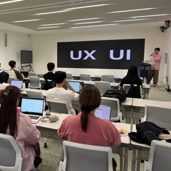 슈퍼플래닝 UX·UI 실무 교육 현장, 화면에 UX UI가 띄워진 강의실에서 노트북으로 실습하는 참석자들